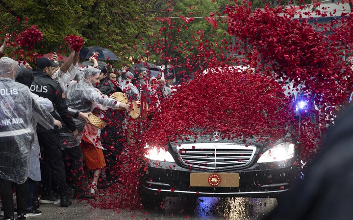Cumhurbaşkanı Erdoğan'a yemin töreni öncesi sevgi seli! Arabasını güle boğdular...