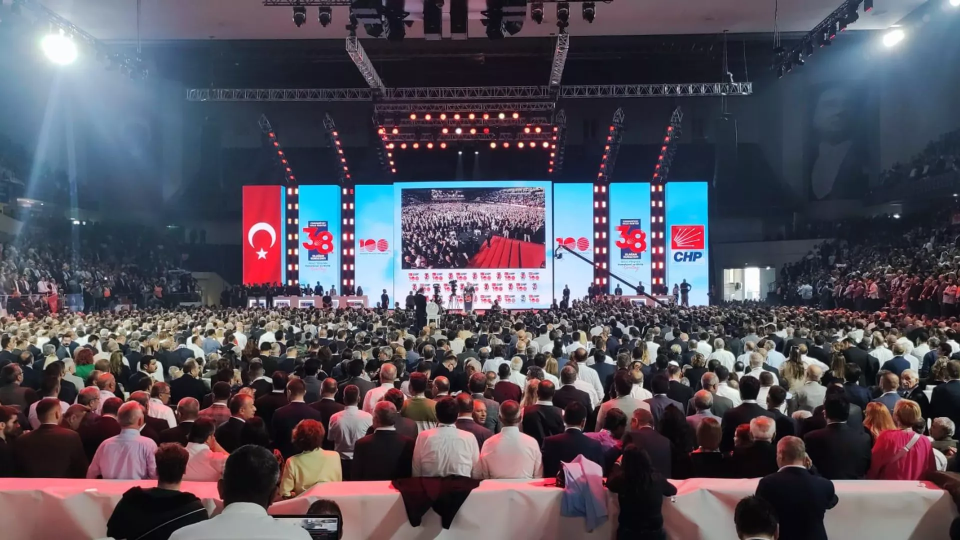 CHP'de genel başkanlık yarışı: Kritik kurultay başladı
